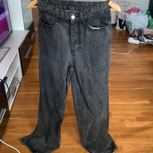 Mörkgråa baggy jeans - Inga andra hål än stampade ändar som ni ser på 3dje bilden.