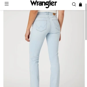 Low waist Wrangler jeans - Lågmidjade jeans i superfin ljusblå färg från Wrangler🤍 stretchiga Storlek S Använda 2 gånger 