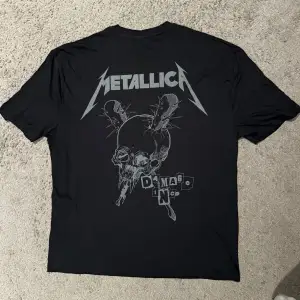 Metallica Damage, Inc. Oversized T-Shirt!⚡️  Från Albumet: Master Of Puppets -86🔥 Skick: Nästan helt ny, endast prövad! Size: Xs passar S-M Märke: Asos Pris: 239kr Köparen står för eventuell frakt!  /KB