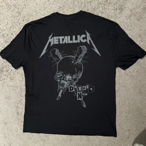 Metallica Oversized T-Shirt - Metallica Damage, Inc. Oversized T-Shirt!⚡️  Från Albumet: Master Of Puppets -86🔥 Skick: Nästan helt ny, endast prövad! Size: Xs passar S-M Märke: Asos Pris: 239kr Köparen står för eventuell frakt!  /KB