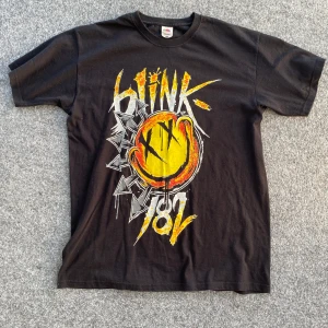 Blink-182 tshirt - Fet Blink-182 tshirt. 10/10 condition. Storlek: L. Hör av er vid eventuella frågor!!