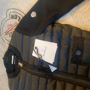 Moncler cardigan - Sjukt snygg moncler cardigan i strl 2 vilket motsvarar s!💕 perfekt nu till hösten och passar till allt! Skickas i orginalpåse och med alla lappar! 🌸 Andvänd gärna köp nu! ( Lägger upp igen då då det var många scam bud! ) ( mina bilder )