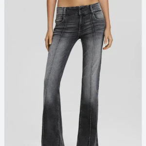 Grå bootcut jeans - Säljer ett par snygga grå bootcut jeans med söm. lågmidjade och knappt använda. stretchiga och jättesköna! Nypris: 429kr