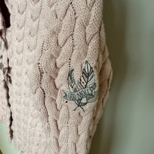 Odd Molly kofta - Väldigt fin rosa kofta från Odd Molly i stl 0. Bara använd på bilden. Väldigt bra skick💓