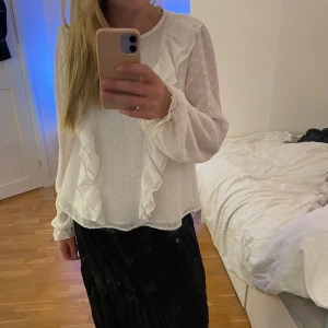 Vit blus - Jätte fin blus med volanger på båda sidorna som inte kommer till användning för att jag har andra knappt använd och inga defekter 💕