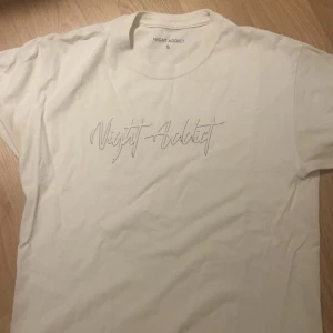 Night addict t shirt - Nypris runt 300 tror jag. Säljes för att den inte kommer till användning längre. 10/10 skick. Kan gå med på prisförslag