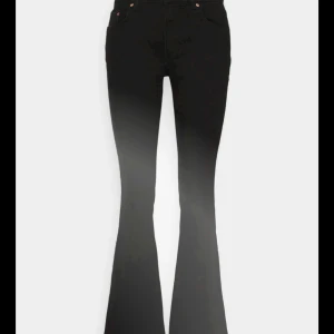 Nudie jeans - Säljer dessa nudie jeans. Bootcut lågmidjade, super fina men passar inte. Hör av er vid frågor org pris 1800kr. Pris kan diskuteras 