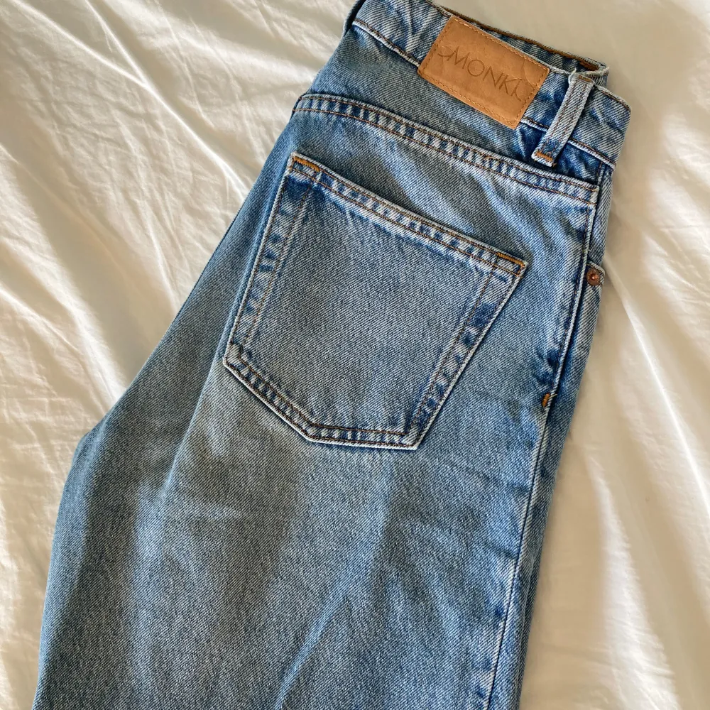 Blåa jeans från monki i bra skick. Raka, men något vidare i benen. Storlek 25, så ungefär som strl 34/36. . Jeans & Byxor.