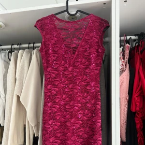 Röd klänning - Jättebra skick, använt en gång. Kommer inte till användning o därför säljer jag den. 