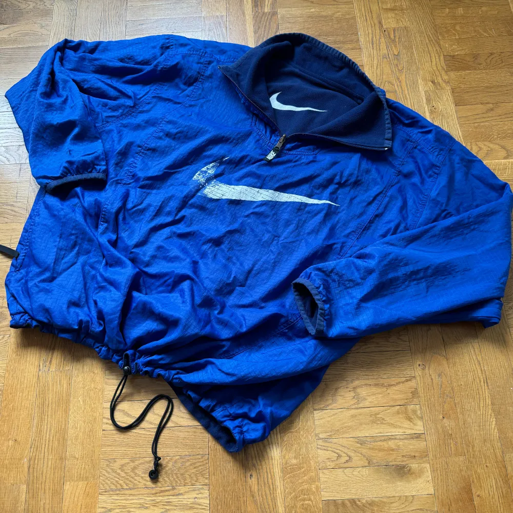 Extremt sällsynt Nikejacka som går att göra till en fleece. 90-tal. . Jackor.