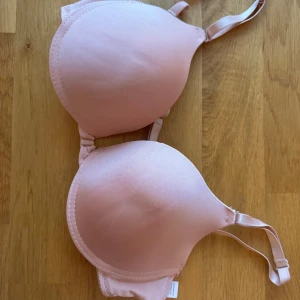 Ljusrosa BH - Säljer en ljusrosa BH ny aldrig använt. Den är vadderad och har justerbara axelband för bästa passform. Perfekt för vardagsbruk eller under en fin topp. Köp direkt eller ge prisförslag 💖