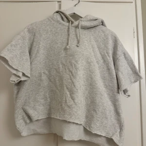 Hoodie - Säljer denna hoodie från H&M med avklippta armar. Super fin och populär 💕