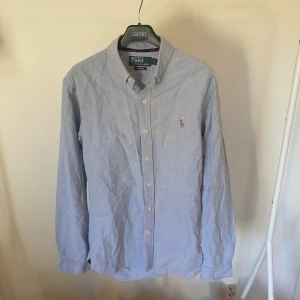 Ralph Lauren Skjorta - Ralph lauren skjorta i färgen blå. Storlek s. Nyskick, inga skavanker. Nypris 1495 kr, köp för endast 599