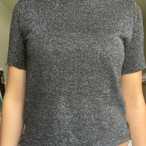 Glittrig topp - Supercool glittrig topp från hm💕