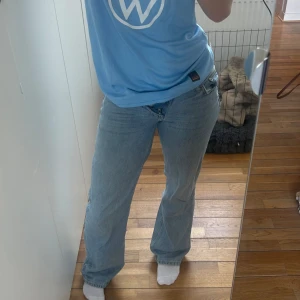 Lågmidjade jeans - Säljer dessa jättrfina lågmidjade jeansen från Lager 157 i modellen ”Low Rider” som dessvärre blivit för små. De har endast använts fåral gånger och är därmed i väldigt fint skick!