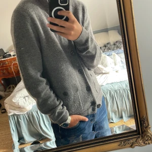 Stickad cardigan  - Stört skön cardigan ifrån Massimo dutti som har blivit lite nopprig efter tvätten men skick på cardiganen är 8/10 perfekt till hösten