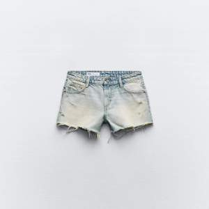 Populära jeans shorts från zara som är helt slutsålda! Ny pris 329kr🥰 Kan mötas och priset kan diskuteras❤️🩷🩷