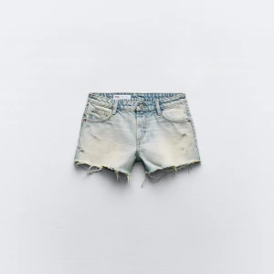 Jeans shorts  - Populära jeans shorts från zara som är helt slutsålda! Ny pris 329kr🥰 Kan mötas och priset kan diskuteras❤️🩷🩷