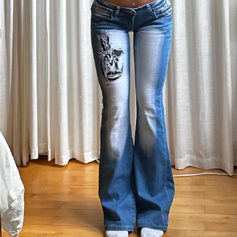 Säljer dehär lågmidjade bootcut jeansen från crazy age då jag tyckte de var lite för tighta på mig, tidigare köpta på plick❤️tror de skulle passa någon med 27/28 i midjan.  Midja 37 rakt över, innerben 83 skriv vid frågor eller för mer bilder❤️. Jeans & Byxor.