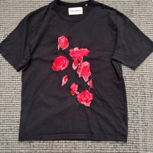 Our Legacy T-shirt - Unik our legacy t-shirt på gränsen till nyskick! tröjan är i storlek 52 vilket motsvarar XL men den passar L. Säljs då den knappast kommer till användning. Nypris 150 euro. Öppen för förhandling Slå en signal vid kommande frågor!  Mvh //WiikensResell