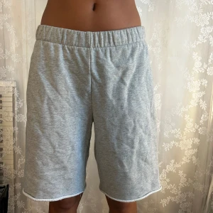 brandy melville shorts  - knälånga mjukisshorts från brandy melville. supersköna men har inte kommit till användning