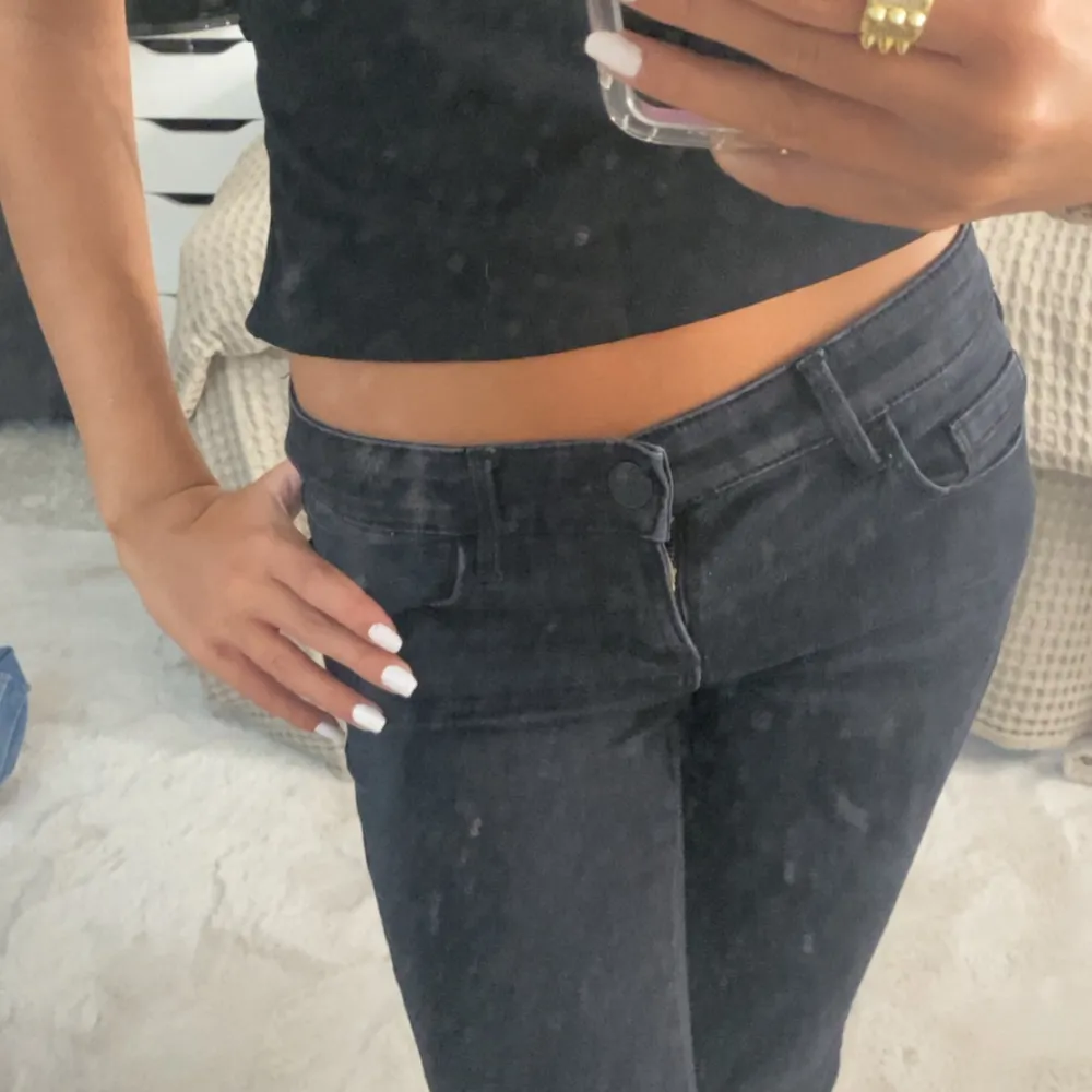 Säljer nu mina svarta lågmidjade jeans som som är super snygga och andvänd ca 5 gånger, bra skick ❤️ . Jeans & Byxor.