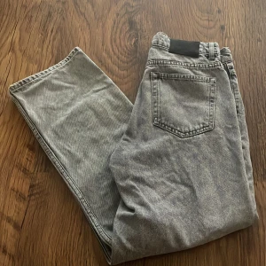 Grunt jeans - Skick 6/10 passar dig som är runt 160. Loose fit/relaxed. Finns en defekt Hör av er🫡