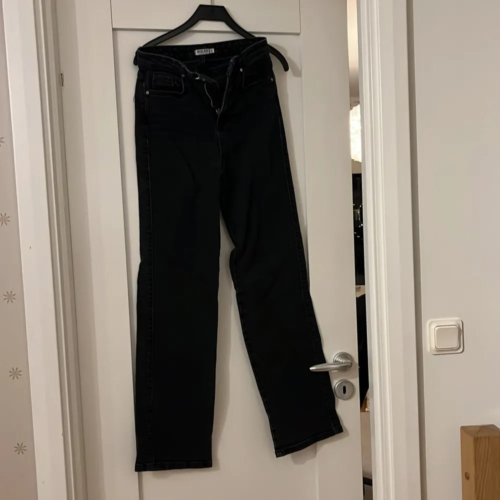 Svarta högmidjade jeans från madlady. En aningen urtvättade så dom drar lite åt det gråa hållet (svårt att se på bild). . Jeans & Byxor.