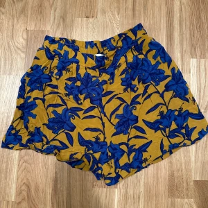 Blommiga shorts hm 36 - Superfina shorts från H&M i skönt tyg. Använda fåtal gånger, gott skick!