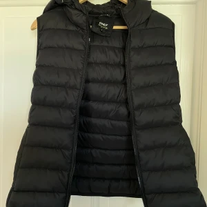 Onlnewtahoe Hood - Väst  - Västen är i bra skick, har används två gånger.  Passform: slim fit Längd: Normal längd  Köptes från Zalando.  