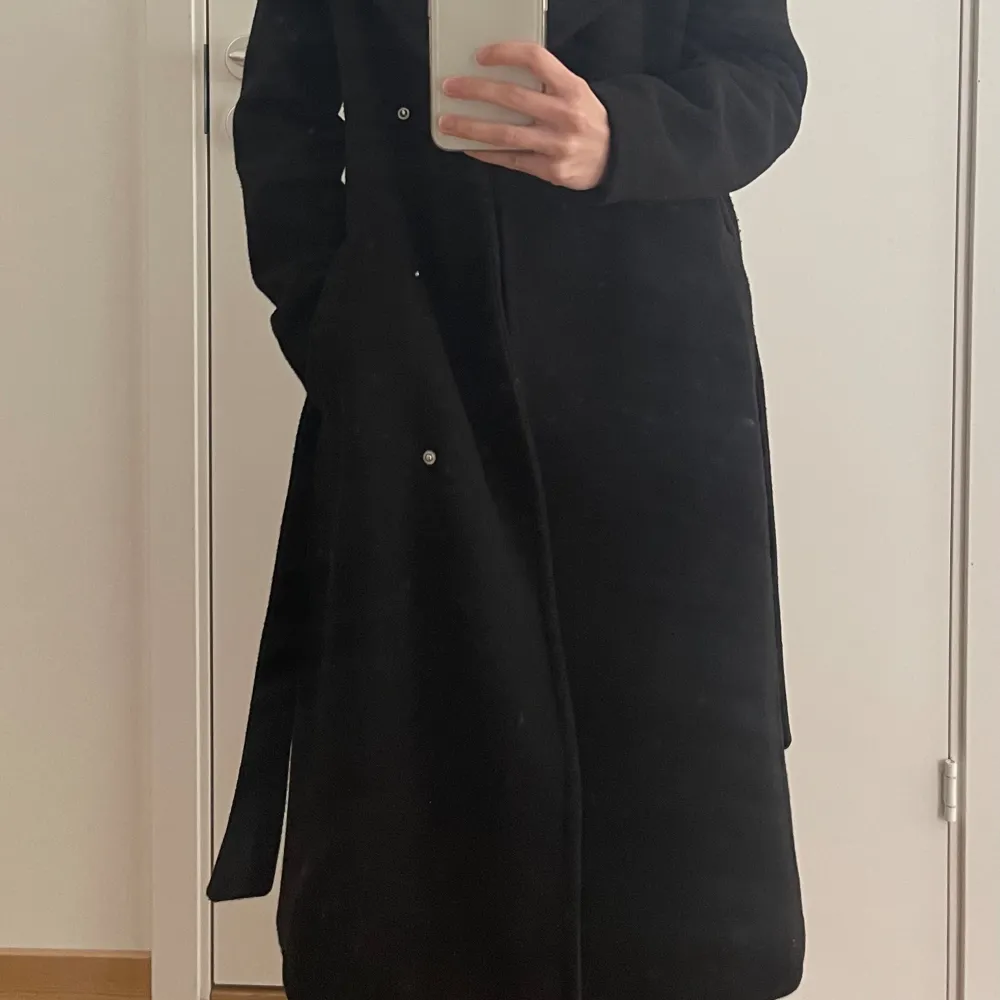 Jätte fin trendig kappa från Vero Moda 🖤 Köpte för 799 kr, jag är 158 cm. Jackor.