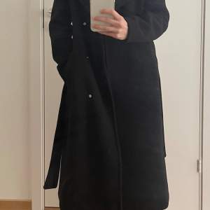 Jätte fin trendig kappa från Vero Moda 🖤 Köpte för 799 kr, jag är 158 cm