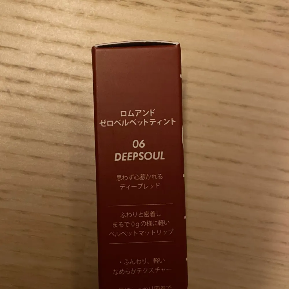 Liptint märket rom&nd som är köpt i Japan. Färgen 06 deepsoul. Paketet har aldrig öppnats.  Sista bilden är tagen från internet och visar hur färgen ser ut. !!finns fler och andra färger om intresse finns!!. Övrigt.