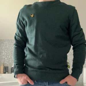 Lyle & Scott Sweatshirts  - En fin grön Lyle & Scott sweatshirt i strlk S | säljes då den ej kommer till användning | modellen är 170 | ny pris = 594 | mitt pris = 199 | skriv gärna vid frågor och funderingar 