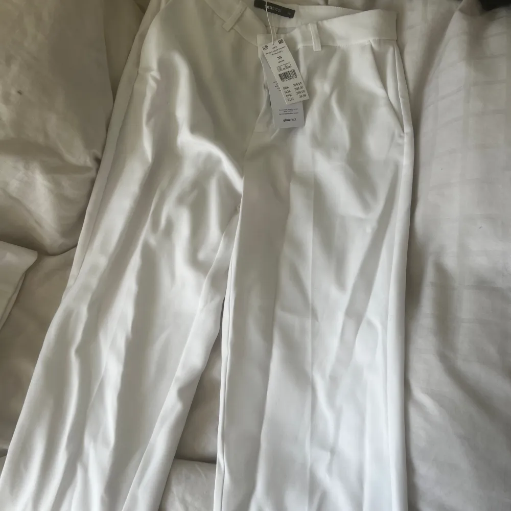 Vita kostymbyxor från GINA strlk 34, helt oanvända . Jeans & Byxor.