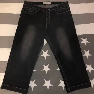 Svarta baggy jeans som jag inte använder längre, helt okej skick🫶 kom privat för mer bilder eller frågor🙏 pris kan diskuteras