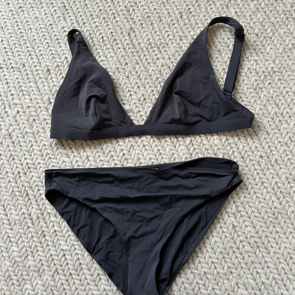Ursnygg bikini från H&M, topp storlek 44 och underdel storlek 42. Jättefin grå/blå färg. Går att köpa separat. Bra skick.. Övrigt.