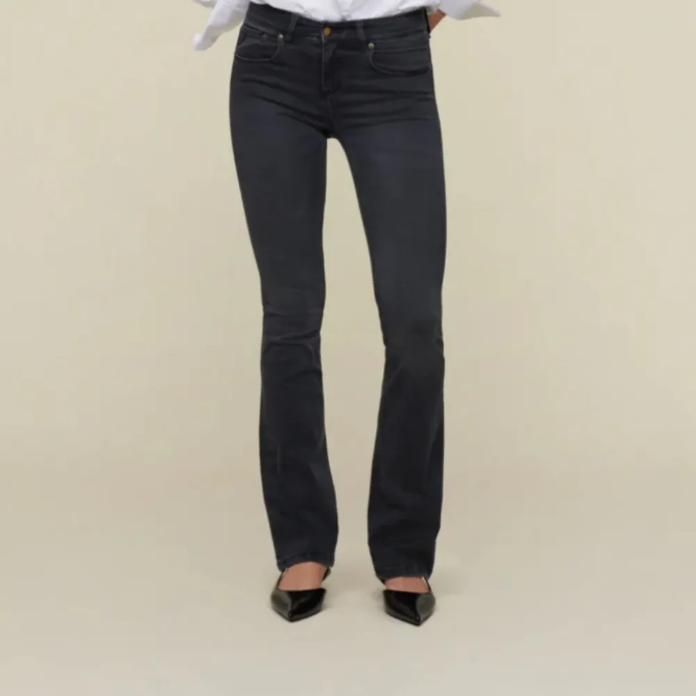 Säljer mina gråa bootcut lois jeans som är i mycket bra skick! Ord pris 1899kr, storlek 27/32.. Jeans & Byxor.