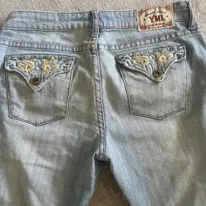 Lågmidjade utsvängda jeans från YMI som inte kommer till användning. Det är lite slitna (se bild 3) men annars i perfekt skick! 