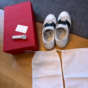 Valentino skor - Hej! Säljer nu ett par valentino skor i toppskick. Köpta runt julen dvs endast jag som ägare. Skick 9/10 endast lite smuts men extra sko snören medföljs. Allt og följer med. Mer bilder dm. Storlek 41/5 sitter som (42). Pris 3399kr
