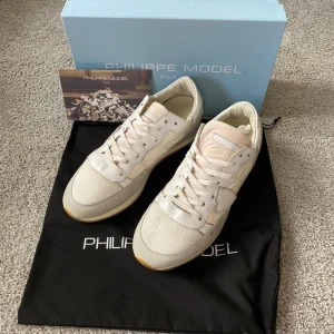 Philippe Model Trpx - Tjena säljer dessa feta Philippe Model i modellen Trpx i storleken 42. Skick 8/10. Endast skorna medkommer! Bara att höra av dig för fler bilder/frågor
