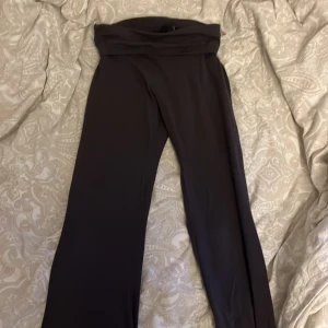 Mörkgrå yoga pants  - Mörkgrå yogapants från Ginatricot i stl S som är lite för korta för mig som är lite kortare än 170cm