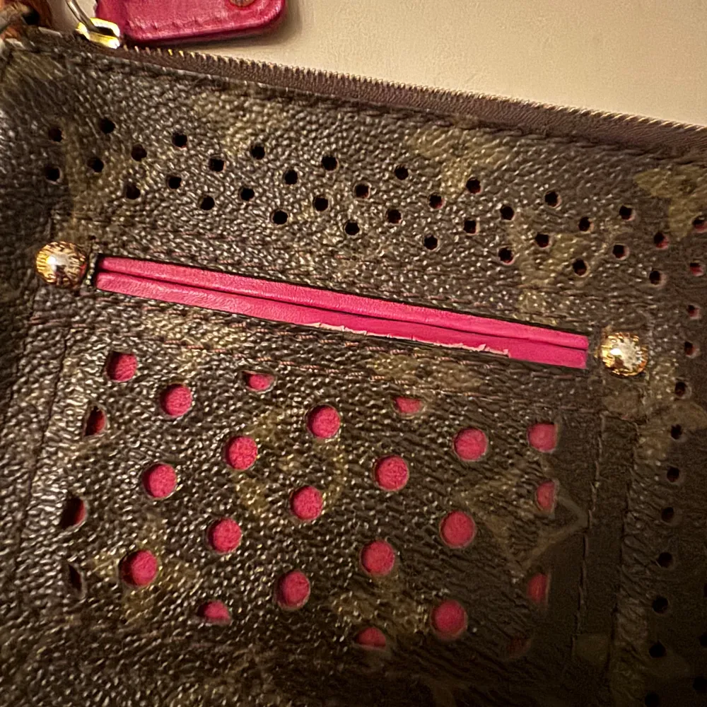Snygg väska, vintage. Dustbag ingår OBS köpt second hand! Äkthetsbevis finns därav ej tyvärr. . Laukut & Käsilaukut.