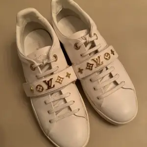 Sneakers från Louis Vuitton. Som nya.  Stl 40 OBS köpt second hand! Äkthetsbevis  finns därav ej tyvärr. 