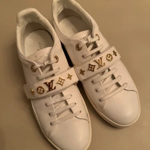 Louis Vuitton skor - Sneakers från Louis Vuitton. Som nya.  Stl 40 OBS köpt second hand! Äkthetsbevis  finns därav ej tyvärr. 