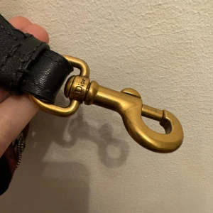 Christian Dior strap - Perfekt till olika väskor  OBS second hand! Äkthetsbevis därav finns ej tyvärr. 