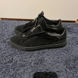 Axel arigato zip skor  - Väldigt fina Axel arigato skor som tyvärr bara står hemma i hallen. Storlek 41 passar nog 42 och 40 skulle jag säga.  Pris kan diskuteras vid snabb affär 