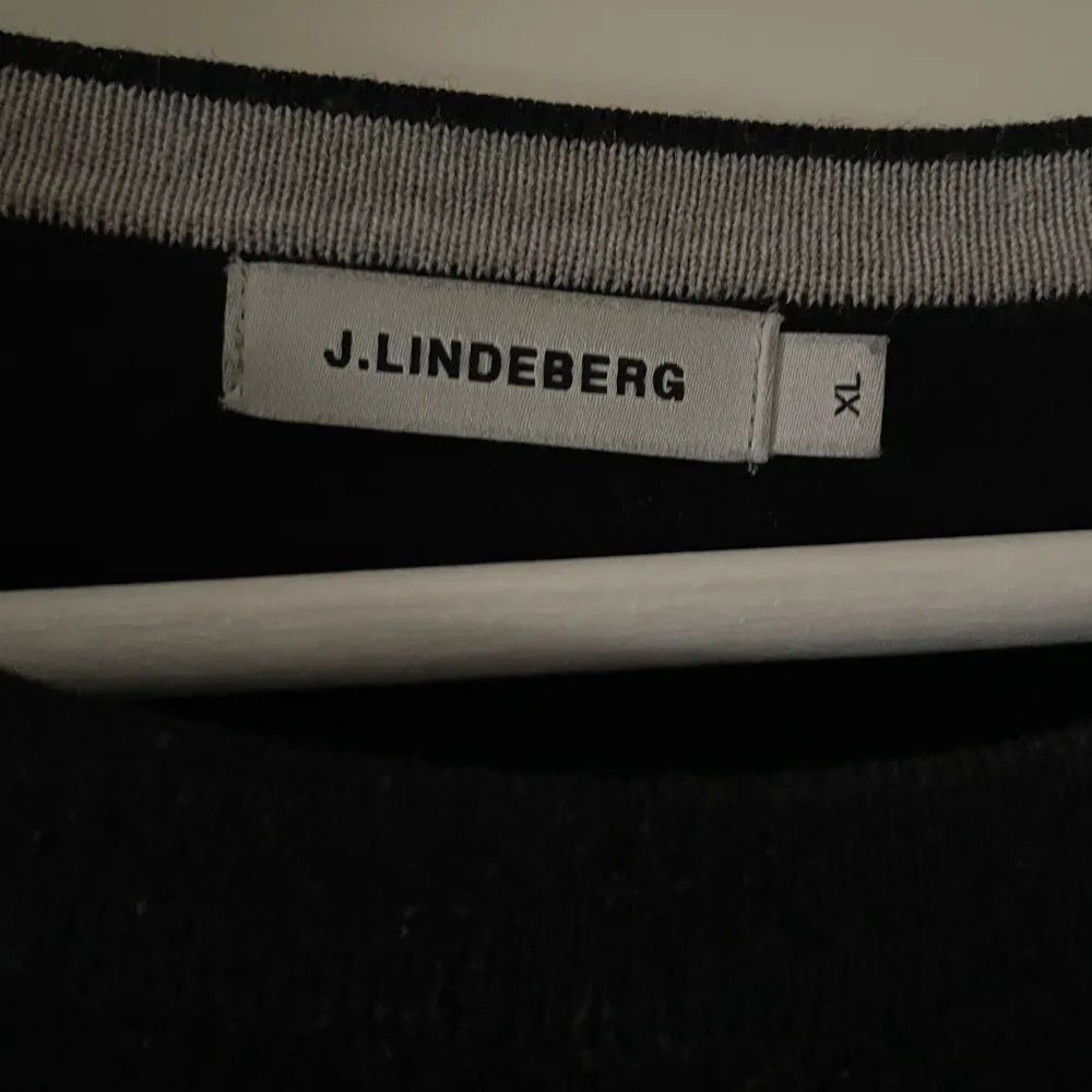 Säljer min stickade tröja ifrån J.Lindeberg i storlek XL men passar mig som har storlek M. Tröjan är i 100% merinoull. En liten defekt längst ut på högra armen men inget som syns! Nypris över 1500kr, mitt pris 199kr! Han på bilden är 185 cm lång!🕺💸. Stickat.
