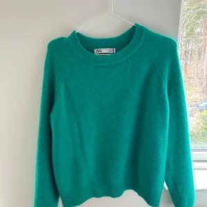 Zara stickad tröja - Supergullig stickad tröja från zara, endast använd en gång, köptes för cirka 499kr