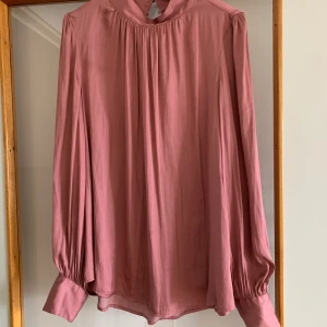 Blus HM - Använd ett par gånger, mycket bra skick. Katt finns i hemmet. Säljs även på Vinted